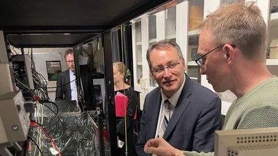 Minister Shane Reti visits the photonics laboratory featured image
